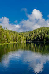 Sommerliche Entdeckungstour zum wundersch&ouml;nen Eibsee in den Bayrischen Alpen - Deutschland