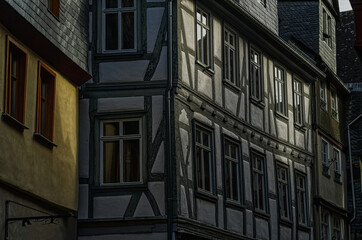 Historische Fachwerkfassade im Abendlicht in der Altstadt von Limburg an der Lahn