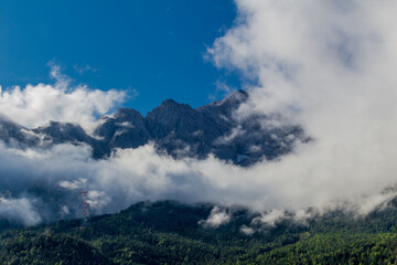 Fototapeta premium Sommerliche Entdeckungstour zum wunderschönen Eibsee in den Bayrischen Alpen - Deutschland