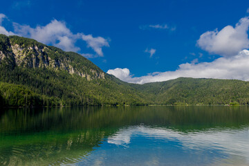 Fototapeta na wymiar Sommerliche Entdeckungstour zum wunderschönen Eibsee in den Bayrischen Alpen - Deutschland