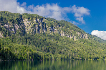 Fototapeta premium Sommerliche Entdeckungstour zum wunderschönen Eibsee in den Bayrischen Alpen - Deutschland