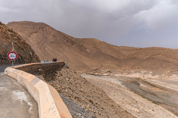 Straße im mittleren Atlas in Marokko