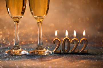 2022 Nowy Rok. Kartka z życzeniami szczęśliwego nowego roku 2022. kieliszki do szampana na brokatowy tle  - obrazy, fototapety, plakaty