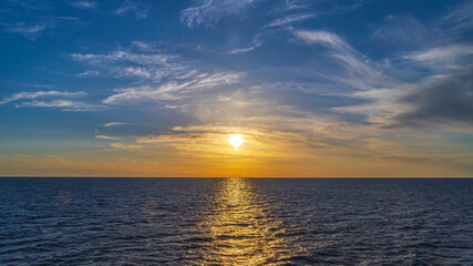 Fototapeta premium 夕焼けの海 フェリー 船旅