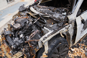 Fototapeta na wymiar completely burned out front part of the car with a torn off hood