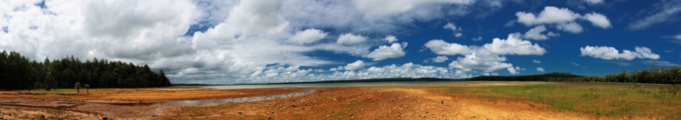 Obraz premium Panoramic view of 'Mare aux Vacoas' reservoir during dry season in Mauritius