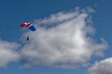 Cette image représente des sauts en parachute exécutés par la patrouille de France atterissant sur la page de Trestaou à Peros Girec