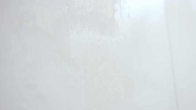 Applying putty to the wall with a spatula
