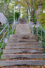 Lange Treppe auf Beton mit Laub auf den Stufen