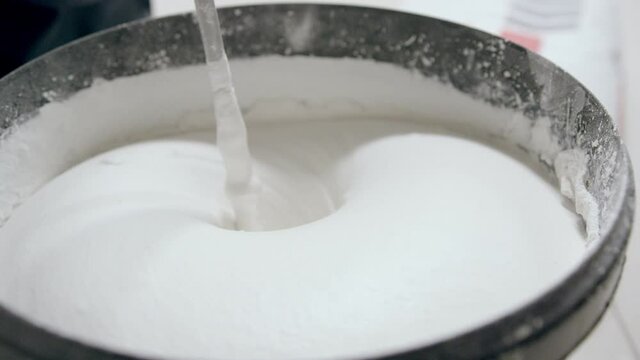 Mixing of spackle for wall putty