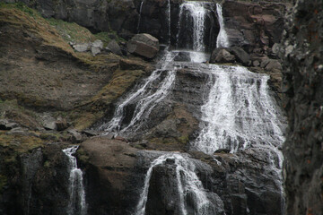 kaskady wody spływające po skałach wodospadu glymur na islandii