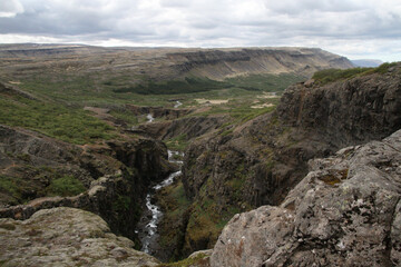 widok na rzekę Botnsá płynącą w głębokim wąwozie w dolinie Botndalur na islandii