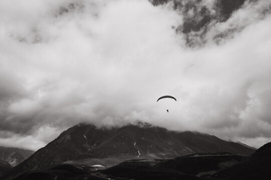Paragleiter im georgischen Gebirge