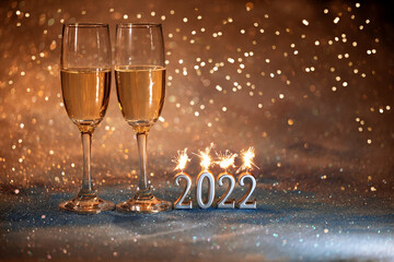 2022 Nowy Rok. Kartka z życzeniami szczęśliwego nowego roku 2022. kieliszki do szampana na brokatowy tle  - obrazy, fototapety, plakaty