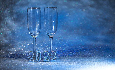 Naklejka na ściany i meble 2022 Nowy Rok. Kartka z życzeniami szczęśliwego nowego roku 2022. kieliszki do szampana na brokatowy tle