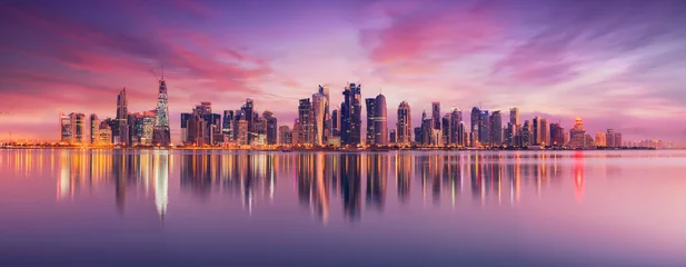 Foto auf Acrylglas Die panoramische Skyline von Doha, Katar während des Sonnenaufgangs © hasan
