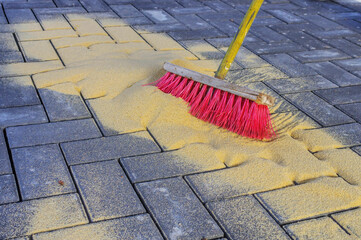 Fugensand einfegen auf einer Baustelle - Sweeping in joint sand on construction site