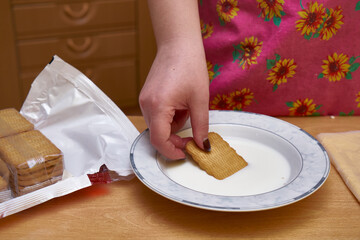 Dip in milk and spread cookies. Cooking cake 