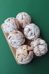 Gebäck aus Mürbeteig: Schneeballen mit Puderzucker.