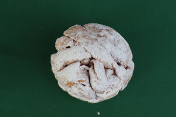 Gebäck aus Mürbeteig: Schneeballen mit Puderzucker.