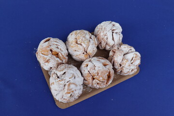 Gebäck aus Mürbeteig: Schneeballen mit Puderzucker.