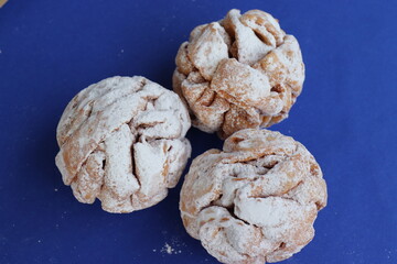 Gebäck aus Mürbeteig: Schneeballen mit Puderzucker.