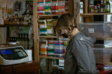 Clienta selecciona en local productos comestibles 