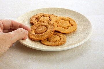 Korean Dalgona honeycomb sugar cookies and to play new trend candy challenge