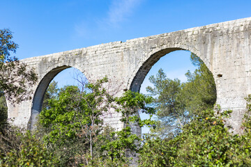 Fototapeta na wymiar Vue de l'aqueduc de Castries (Occitanie, France)