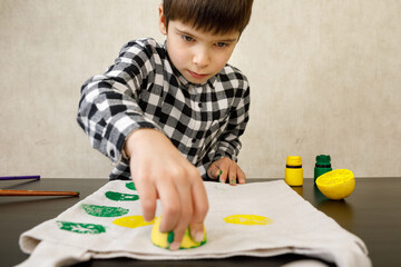 handmade exclusive print pattern. diy Printing Stamps lemons on clothes. step-by-step instruction