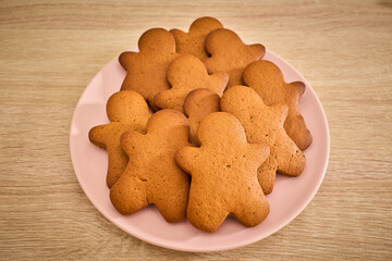 gingerbread men on pink plate