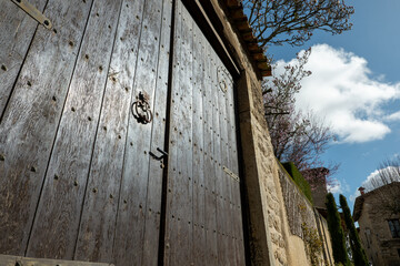 Belle porte ancienne en bois massif avec ferronneries