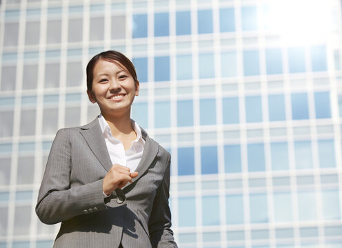 ビジネス街を走るフレッシュなビジネスウーマン