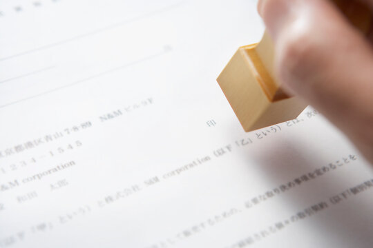 契約書に印を押すビジネスマン