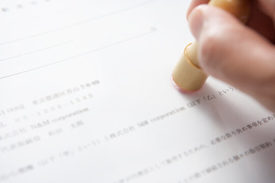 契約書に印を押すビジネスマン