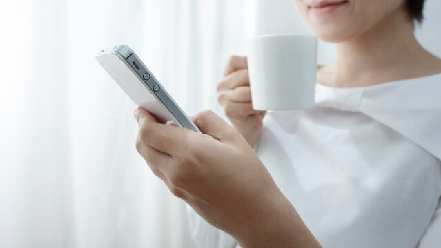 携帯電話を持って検索する女性の手