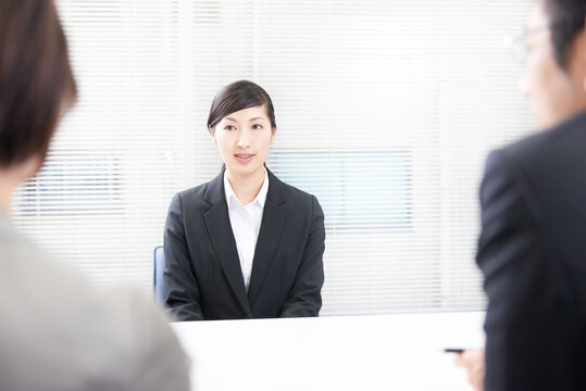 面接をされるリクルートスーツの女性