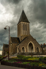 Fototapeta na wymiar Eglise sous ciel nuageux