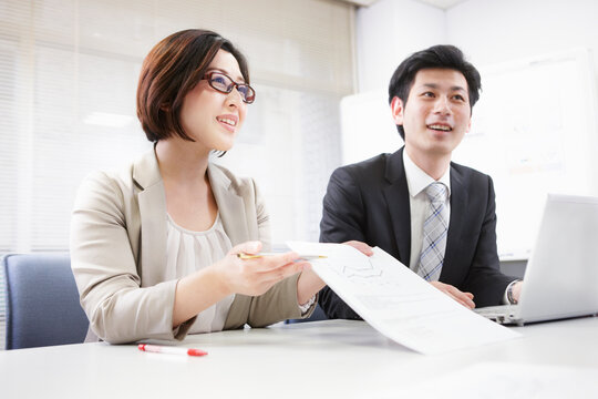 会議で提案する女性
