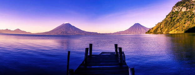 Amanecer desde el Lago Atitlán en Sololá Guatemala. 