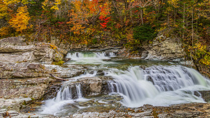 秋の北海道　三段滝の紅葉　芦別