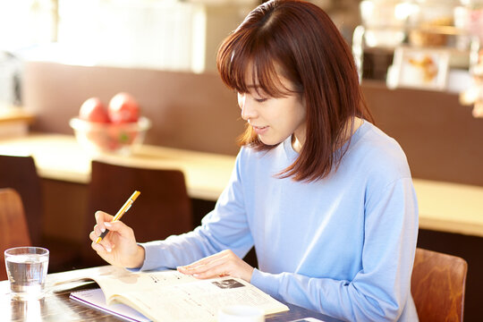 カフェで勉強する女性