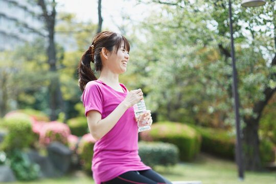 水分補給をする女性