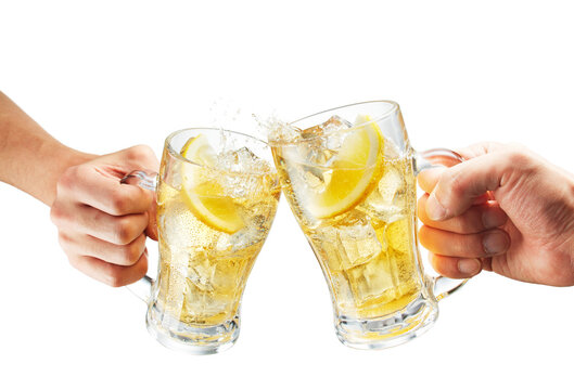 ジョッキに入った２杯のハイボールで乾杯する