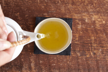 茶を注ぐ女性の手