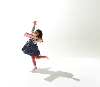 踊りながらピアニカを吹く女の子