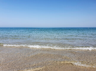 Fototapeta na wymiar Perfekter weißer Sandstrand mit ruhigem Meer an sonnigen Tagen.