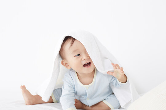 ベッドに座っている赤ちゃん