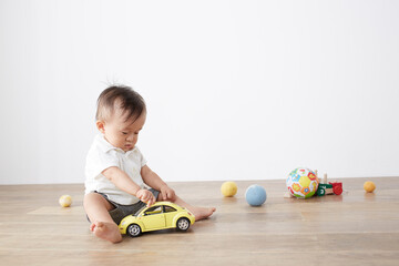 床の上で遊ぶ赤ちゃん