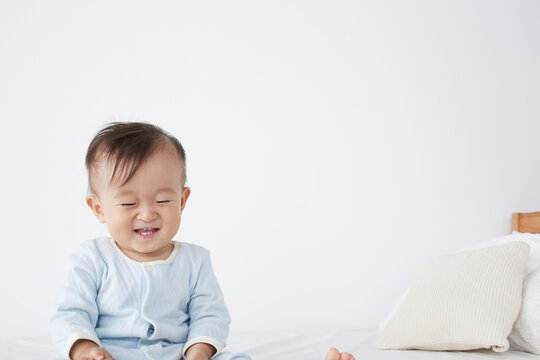 ベッドに座っている赤ちゃん